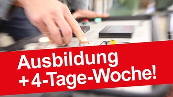 Ein Finger einer Hand drückt den runden Bedienknopf an einem Maschinenpult | © Richard Tscherwitschke GmbH